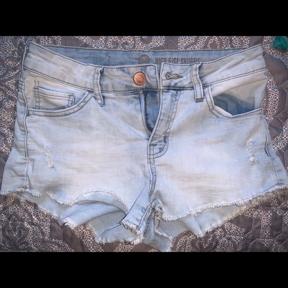 Women’s Low Rise Light Wash Jean Shorts